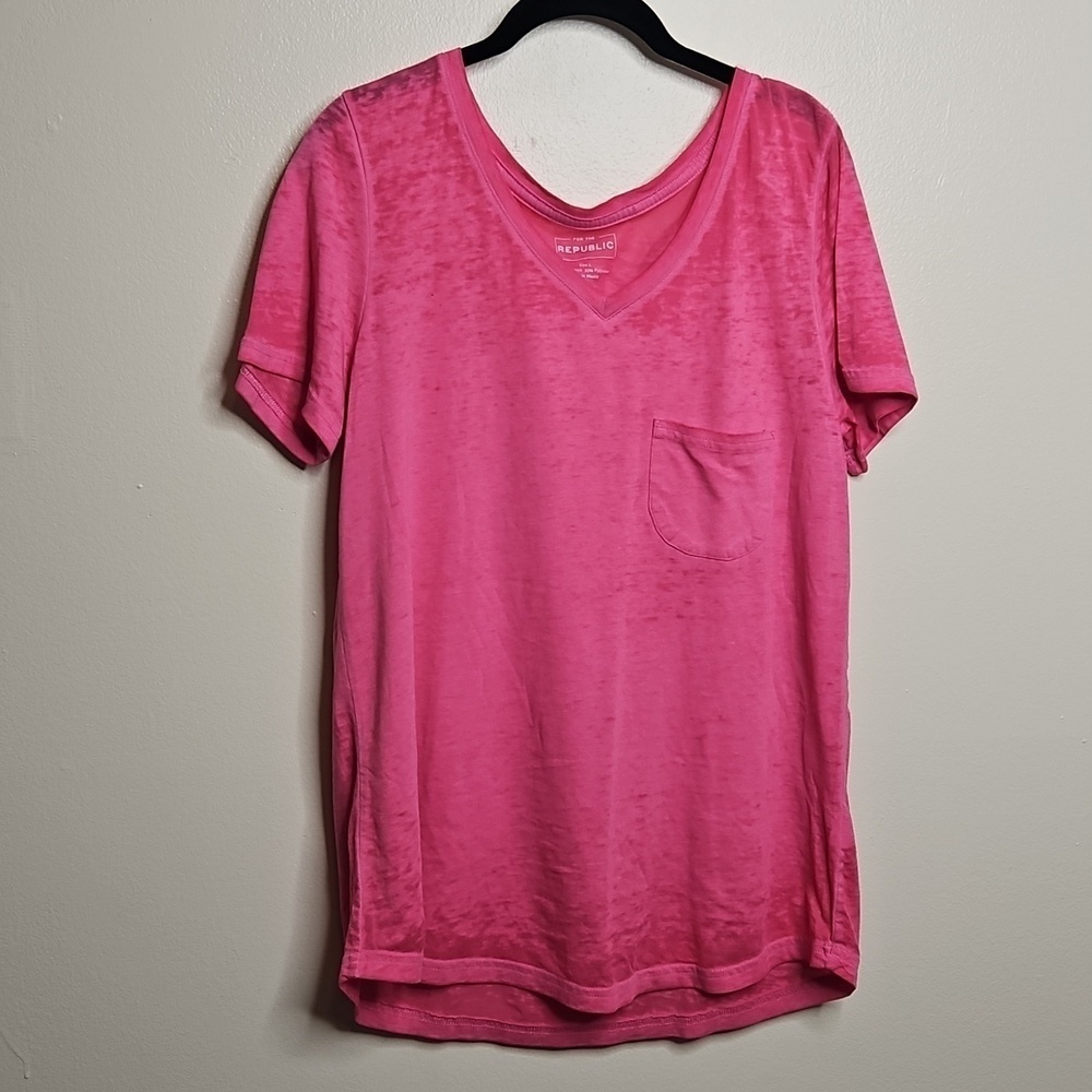 For The Republic Women's V-Neck Hot Pink Ombre T-Shirt Large
